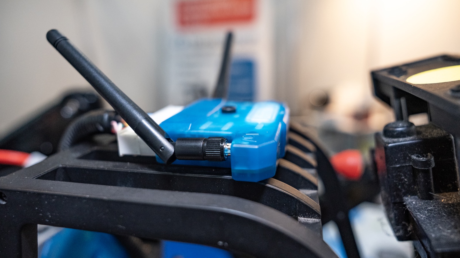 Блок с антеннами, установленный на технике